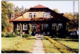 Dawny pałacyk myśliwski rodziny Tarnowskich w Budzie Stalowskiej, obecnie siedziba Nadleśnictwa